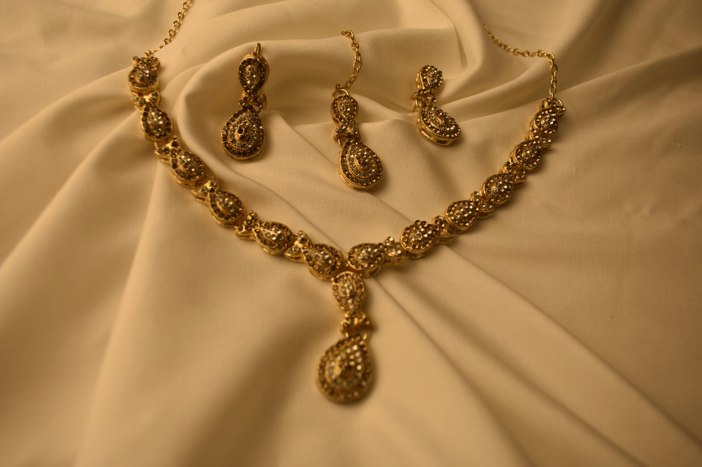 Opulent Necklace and Earring Set with Cascading Teardrops