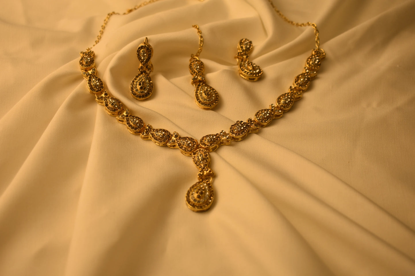 Opulent Necklace and Earring Set with Cascading Teardrops